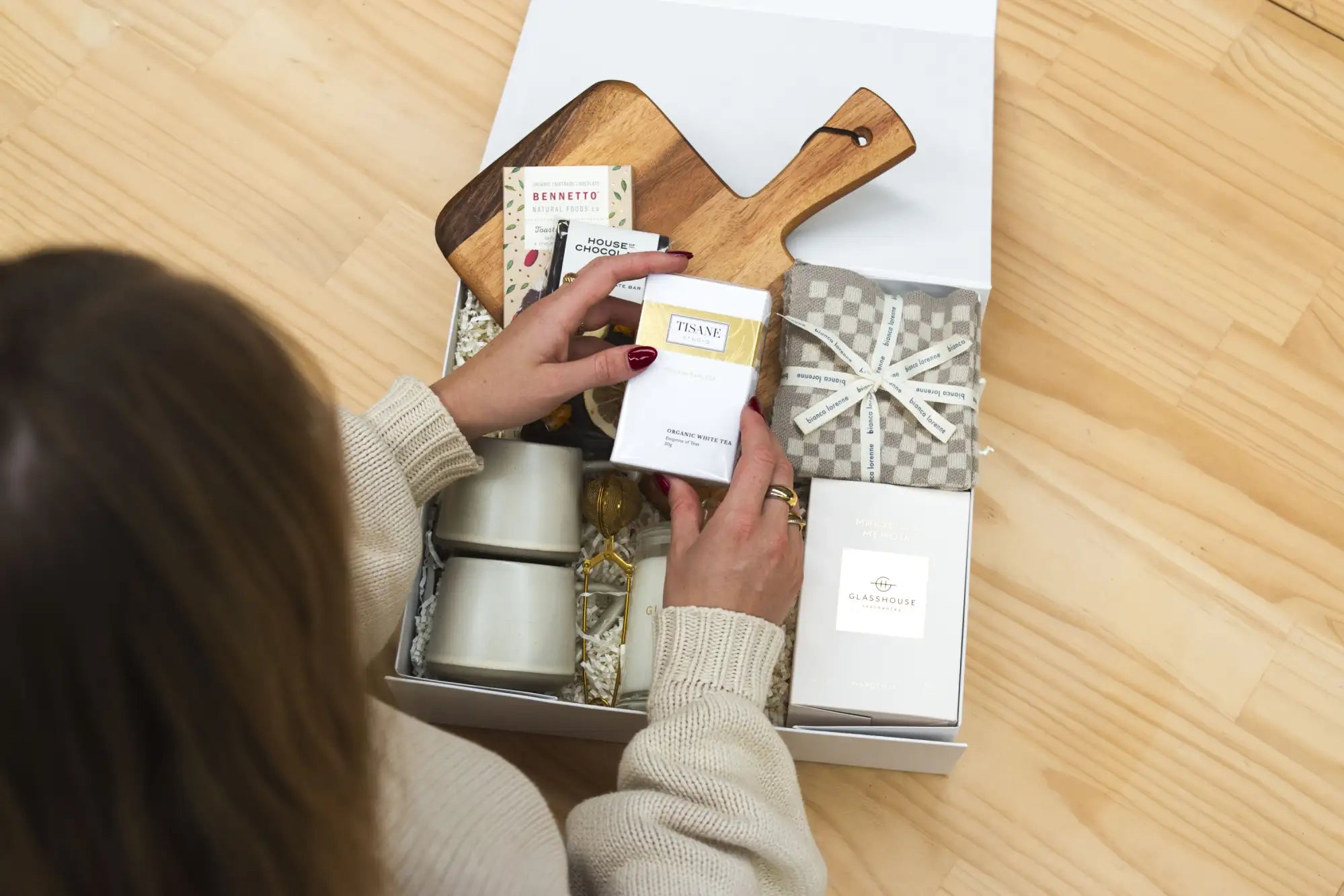 White rectangular box with gold foil label and ’tisane’ printed in black uppercase letters, containing organic green tea.